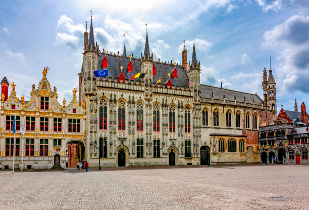 ayuntamiento de brujas y basílica de la santa sangre en la plaza burg, brujas, bélgica - bruges town hall fotografías e imágenes de stock