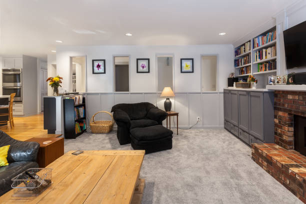 istock Family room wall open to hallway 1474672254