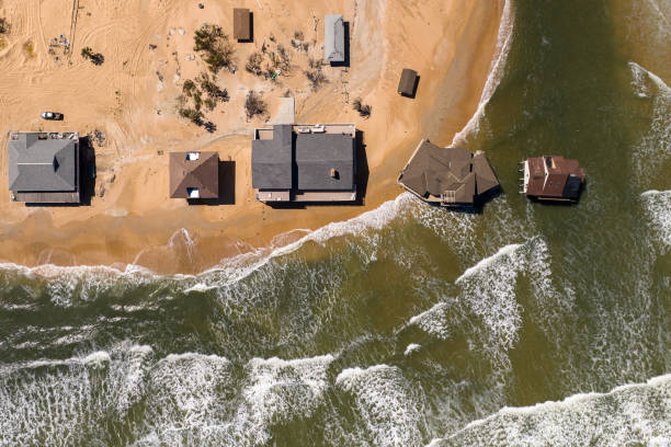 vista con drones de casas en summer haven - florida - beach florida atlantic ocean wave fotografías e imágenes de stock