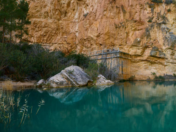 The excursion to the blue puddle in Chulilla is by far the route with the most history and one of the most beautiful and with the most anecdotes to tell.Philology tells us that the blue puddle takes its name from the term Arabic origin azud, which indicates the presence of a small dam in the area, used to irrigate the orchard adjacent to the town. If we look closely we will still be able to observe some remains of stalking that depart right from this point.The road to the blue puddle is an easy route to travel and is quite unmarked so it is not easy to miss. There are two possible roads, one that would start in the southern part of the town, which is the most recommended for those who do not want to walk a lot or climb slopes, since they can park nearby (down in the river) and save the return climb. This road is born from a road that is located by the municipal pool and before reaching the cemetery. We will meet in the lower part of the town known as the barranquillo neighbourhood. We can move forward and go down almost to river level, the ideal place to park our vehicle near the wastewater treatment plant. Once there, we have to follow the path on our right. This option would give us a chance to fully witness the sickles of the Turia RiverThe other road goes down the north side of the town towards the river and we can start it with a street near the Plaza de la baronia, the central square of Chulilla where there are several bars. It is perfectly indicated its route through the streets of the town and then there is no loss, always down and up. We can also ask the locals who will kindly answer us.