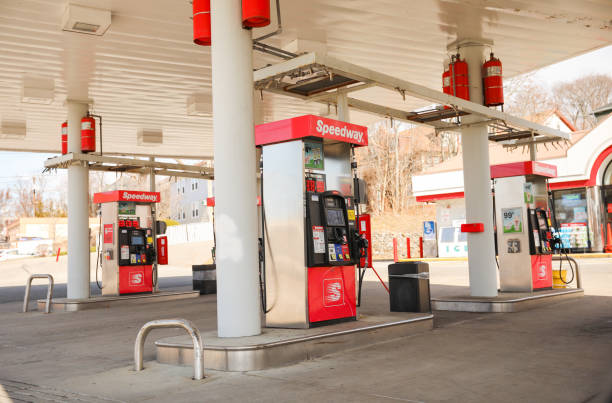 posto de gasolina speedway com bomba de gasolina mostrando combustível fóssil para consumo de energia e problemas da indústria diesel em relação a questões ambientais e preços do gás - fuel pump gas station gasoline fossil fuel - fotografias e filmes do acervo