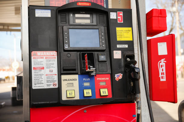 posto de gasolina speedway com bomba de gasolina mostrando combustível fóssil para consumo de energia e problemas da indústria diesel em relação a questões ambientais e preços do gás - fuel pump gas station gasoline fossil fuel - fotografias e filmes do acervo