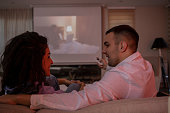 das-paar-schaut-sich-einen-film-an.jpg?b=1&s=170x170&k=20&c=rDnlhJBkZZdNDBNF9MFB0j--J52SbEttE61oVnUqoSc=