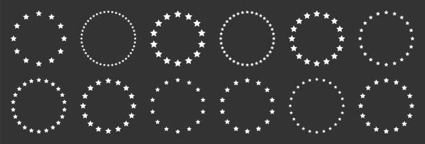białe gwiazdy o różnych rozmiarach ułożone w okrąg. okrągła ramka, obramowanie. czarny kontur gwiazdy, prosty symbol. element projektu, ornament. grafika liniowa. ilustracja wektorowa - frame old fashioned shiny freedom stock illustrations
