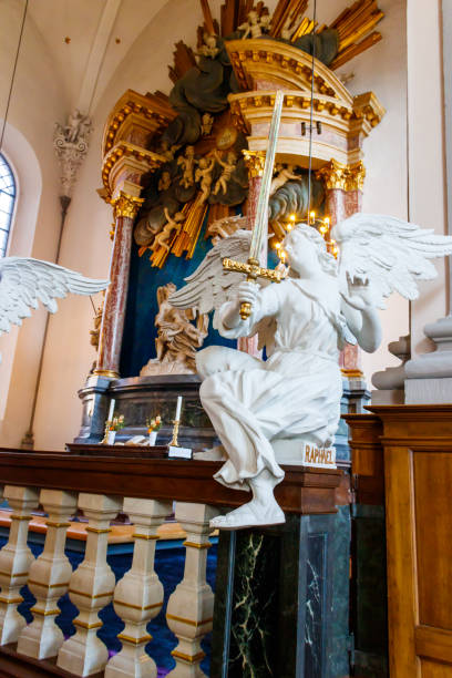 интерьер церкви спаса в копенгагене, дания - denmark indoors church angel стоковые фото и изображения