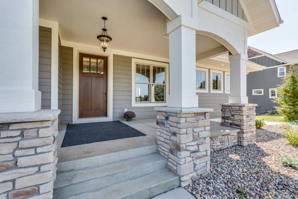 istock Concrete steps leading up to the front door 1474755279
