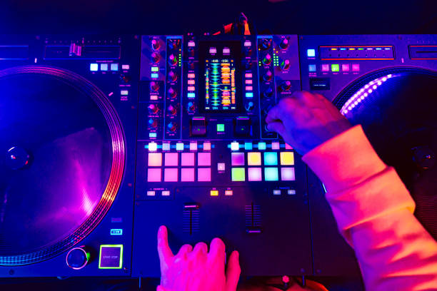 クラブコンサートでdjコンソールミキサーで音楽を作成および調整するdjの手 - party dj turntable mixing human hand ストックフォトと画像