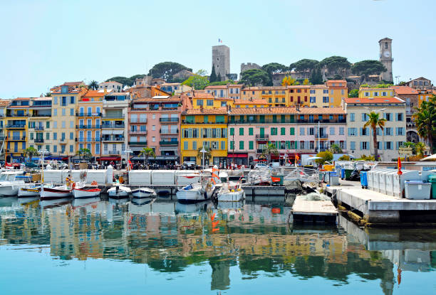 altstadt und hafen in cannes, côte d'azur, frankreich - cannes french riviera france beach stock-fotos und bilder