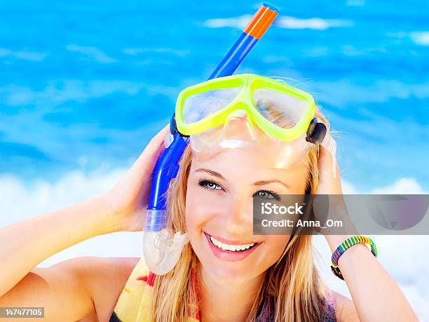 可愛い 10 代の女の子のビーチでお楽しみください - 1人のストックフォトや画像を多数ご用意 - 1人, クローズアップ, シュノーケリングをする