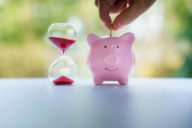 nigdy nie jest za późno, aby zaoszczędzić pieniądze - retirement pension hourglass concepts zdjęcia i obrazy z banku zdjęć