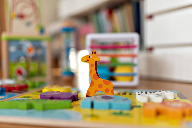 babyspielzeug im zimmer - kindergarten stock-fotos und bilder