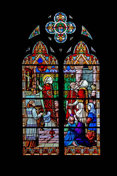 saint-vaast-la-hougue. vidriera de la iglesia de saint-vaast. mancha. normandía - iluminación de techo abovedado fotografías e imágenes de stock
