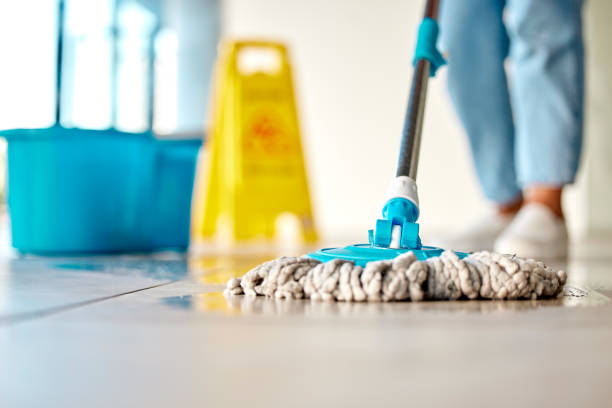 vadrouille, nettoyant et lave de sol mouillé pour l’hygiène, la désinfection ou la zone sanitaire pour la propreté sur le lieu de travail. femme de ménage nettoyant les planchers sales pour la désinfection, l’eau ou le lavage à l’intérieur - sanitary photos et images de collection