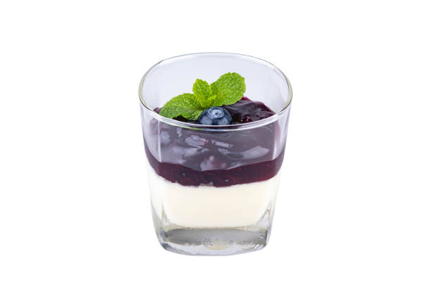 panna cotta aux myrtilles aux myrtilles transparentes dessus avec myrtilles fraîches et feuille de menthe, isolée sur fond blanc avec chemin de coupe - gelatin dessert blueberry blue dessert photos et images de collection