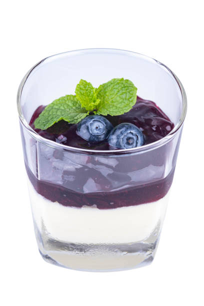 panna cotta aux myrtilles aux myrtilles transparentes dessus avec myrtilles fraîches et feuille de menthe, isolée sur fond blanc avec chemin de coupe - gelatin dessert blueberry blue dessert photos et images de collection