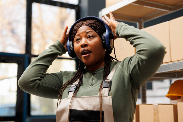 trabajador afroamericano disfrutando escuchando música - 3504 fotografías e imágenes de stock