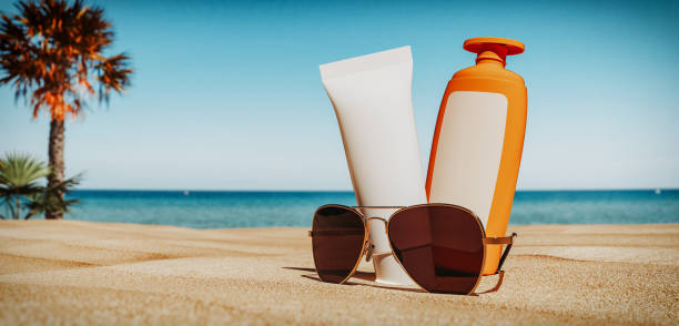 夏のビーチでのサングラスと日焼け止めローション - beach body ストックフォトと画像