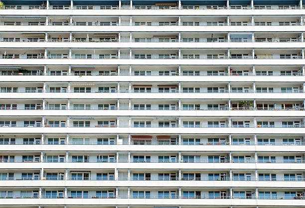 apartment-gebäude in berlin - plattenbau berlin germany east germany office building stock-fotos und bilder