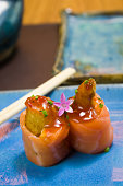 verschiedenes-japanisches-sushi-auf-einem-eleganten-blauen-teller.jpg?b=1&s=170x170&k=20&c=IlI4z0vgCZkjI-s869CMLZdaYg3hbr_dSiHo-Go_S9s=