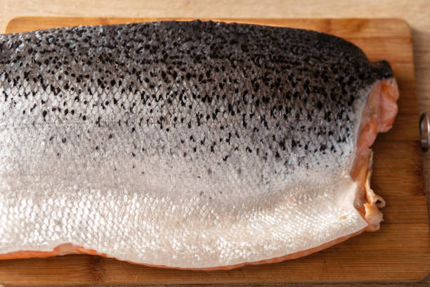 天然大西洋ノルウェーサーモンの切り身のテクスチャまたはパターンの接写。マクロ写真新鮮な赤い魚またはマスの背景上面図