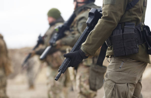 gruppo di soldati ucraini equipaggiati con moderni fucili d'assalto che si addestrano al poligono di tiro. militari armati di mitragliatrici automatiche che praticano all'aperto - exercising outdoors group of people military training camp foto e immagini stock