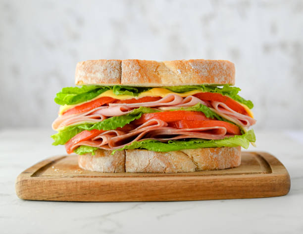白パンのハムとチーズのサンドイッチ - sandwich turkey lettuce food ストックフォトと画像