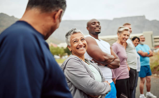 szczęśliwi, fitness lub starsi przyjaciele zaczynają biegać ćwiczenia, trening cardio lub trening sportowy na świeżym powietrzu. budowanie zespołu, zabawni biegacze lub zdrowi dojrzali ludzie z celami ciała, którzy rozmawiają, wiążą się lub  - men black body building african descent zdjęcia i obrazy z banku zdjęć