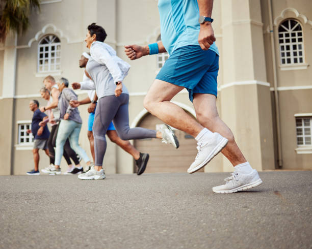 フィットネス、シニア、またはマラソンレースや有酸素運動で走る人々 健康のための街の道路での有酸素運動チャレンジ。スポーツコミュニティ、トレーニング、または健康な高齢ランナー - marathon sport sports training city street ストックフォトと画像