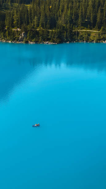 夏のスイスのオエシネン湖 - european alps mountain beauty in nature oeschinen lake ストックフォトと画像