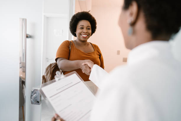 arriver au cabinet du médecin serrer la main - patient doctor healthcare and medicine hospital photos et images de collection