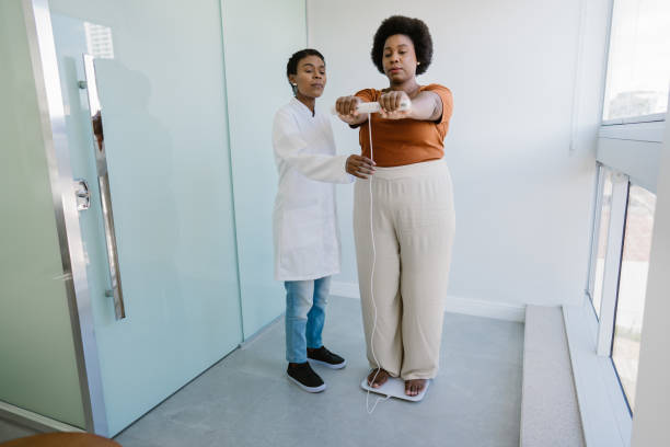 peso corporal mediante escala de bioimpedancia - báscula de baño fotografías e imágenes de stock