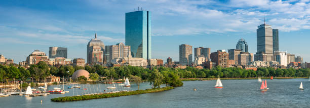 boston massachusetts états-unis charles river esplanade panorama dans le centre-ville - boston skyline charles river river photos et images de collection