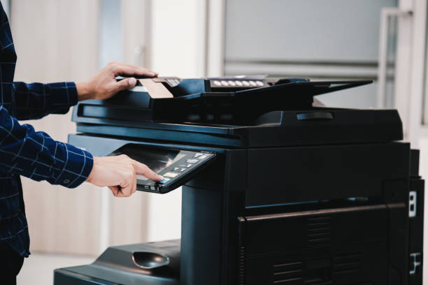 stampante fotocopiatrice, close up hand office man premere il pulsante copia sul pannello per utilizzare la fotocopiatrice o fotocopiatrice per la scansione di documenti stampando un foglio di carta. - inkjet foto e immagini stock