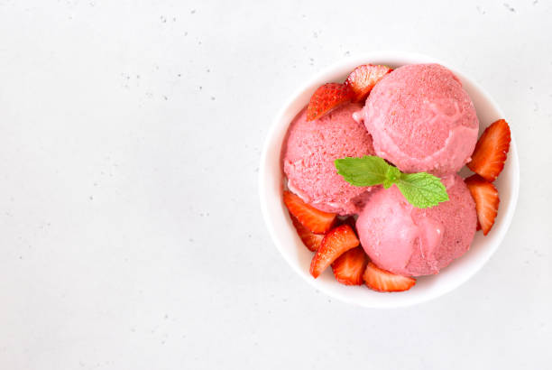 istock Strawberry ice cream in bowl 1474844350