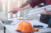 baukonzept-eines-ingenieurs-und-architekten-bei-der-arbeit-auf-der-baustelle-mit-blaupause.jpg?b=1&s=170x170&k=20&c=NbffvDNff5TkAMvnZ-n30AH654eReKg4A9H1GUpi4nQ=