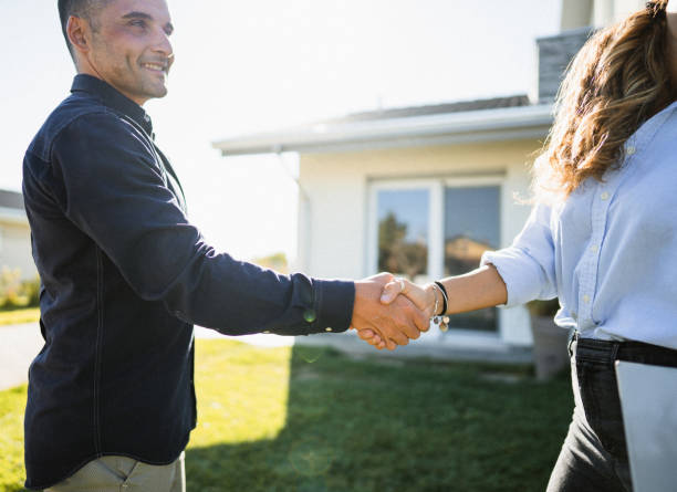 istock real state agent dealing for the sale 1474846317