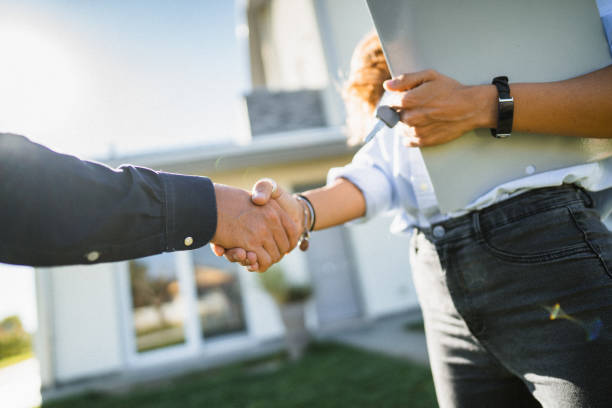 istock real state agent dealing for the sale 1474846367