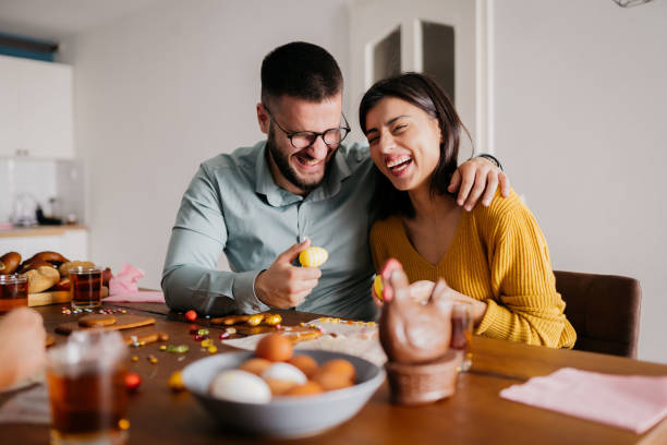 wir verbringen gerne zusammen urlaub - easter egg fotos stock-fotos und bilder