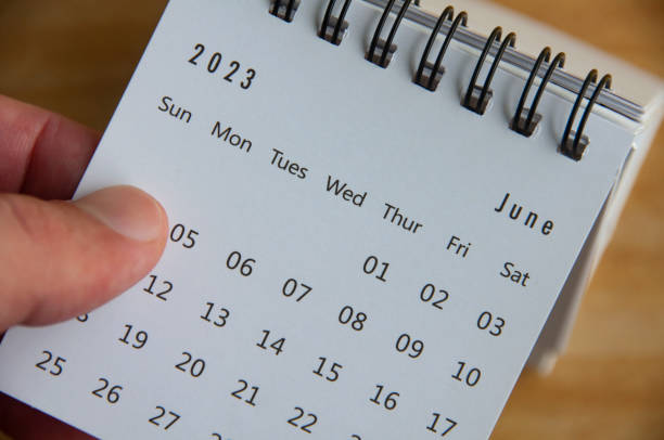 vista superior del calendario de junio de 2023 volteando la mano. concepto de calendario - calendar september education month fotografías e imágenes de stock