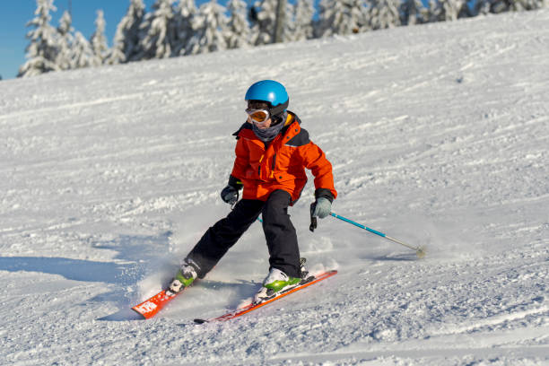 스키의 첫 번째 레슨 - skiing sports helmet powder snow ski goggles 뉴스 사진 이미지