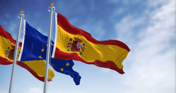 les drapeaux de l’espagne et de l’union européenne flottant au vent par une journée ensoleillée. démocratie et politique. pays européen. - spain flag spanish flag national flag photos et images de collection