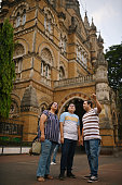 familie-steht-vor-einem-ikonischen-bahnhof-in-mumbai-indien.jpg?b=1&s=170x170&k=20&c=NLwxE_nj1jD4XFs51NJGeXKkWoMrF3NQ3Zu9xmC-ewo=