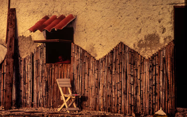 chaise en bois devant un mur rustique à la campagne - door facade house front view photos et images de collection