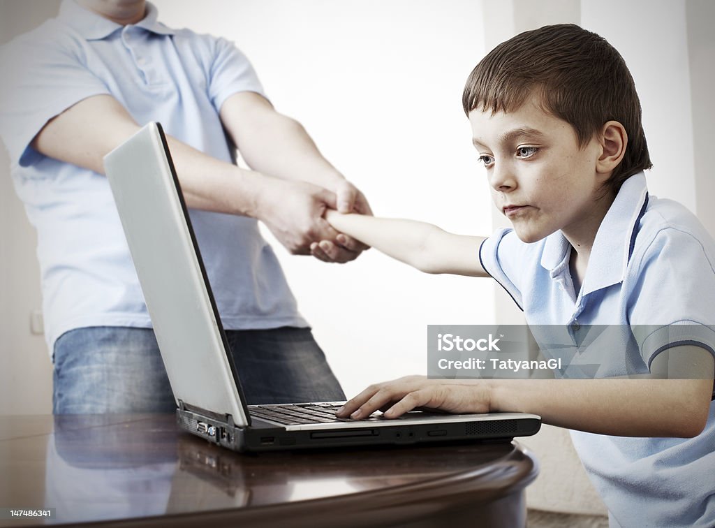 Vater-Sohn aus dem computer ziehen - Lizenzfrei Sucht Stock-Foto