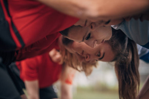 rugby-spieler in einem spiel - rugby scrum sport effort stock-fotos und bilder