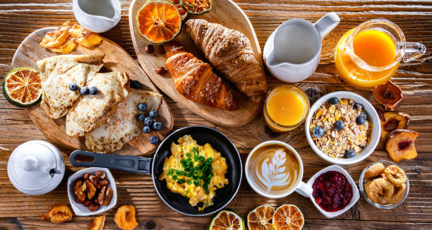 Frühstück mit Kaffee, Eiern, Müsli und Croissants – Foto