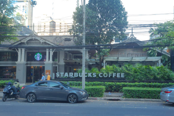 cafetería starbucks en el centro de bangkok - starbucks coffee coffee shop women fotografías e imágenes de stock