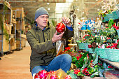 mann-kauft-weihnachtskugeln-im-laden.jpg?b=1&s=170x170&k=20&c=hUYby_E2JsBcIZudkL4dGWi9_hDETwp-E0B24fMuNg8=