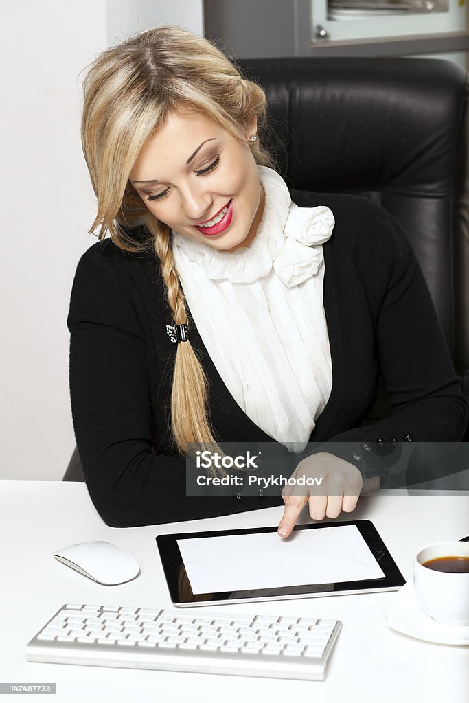 Mujer de negocios en la oficina con comprimido - Foto de stock de Adulto libre de derechos