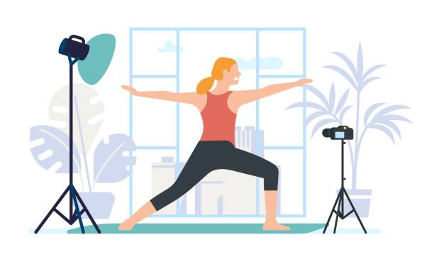 illustrations, cliparts, dessins animés et icônes de la femme pratique le yoga et enseigne à faire des exercices de fitness. une femme enregistre une vidéo d’entraînement pour les cours en ligne. caméra et projecteur. fille debout en asana. sain. concept vectoriel - video home video camera shooting video still